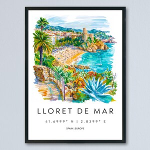 Könnte beinhalten: Gerahmter Aquarelldruck von Lloret de Mar, Spanien. Das Bild zeigt eine Küstenlandschaft mit Strand, Gebäuden und einem Turm. Der Text "LLORET DE MAR" steht unten, mit Koordinaten und "SPAIN | EUROPE."