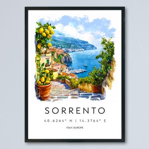 Puede incluir: Impresi&oacute;n de acuarela de Sorrento, Italia, con una vista costera con edificios, barcos y exuberante vegetaci&oacute;n. La obra de arte incluye el nombre de la ciudad y las coordenadas, enmarcada en negro.