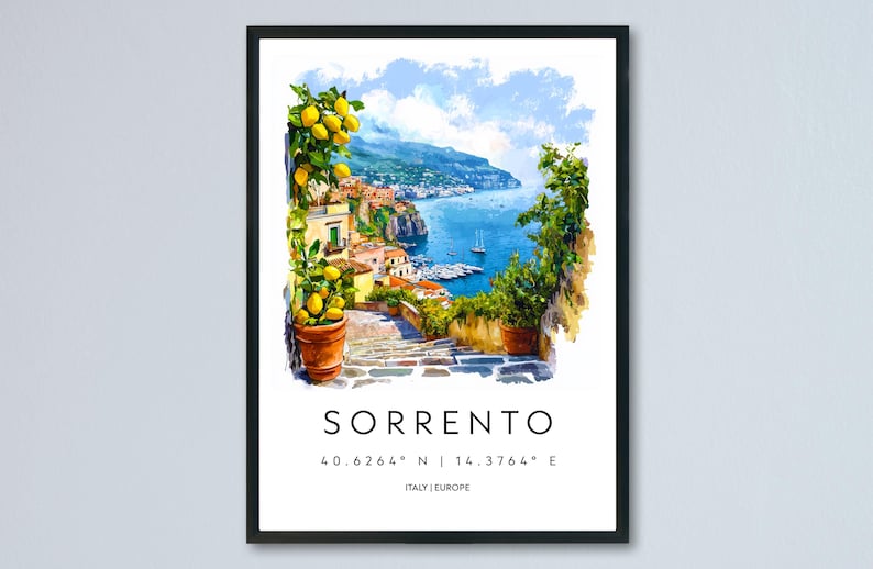 Puede incluir: Impresi&oacute;n de acuarela de Sorrento, Italia, con una vista costera con edificios, barcos y exuberante vegetaci&oacute;n. La obra de arte incluye el nombre de la ciudad y las coordenadas, enmarcada en negro.