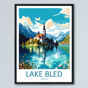 Può includere: Un poster di viaggio in stile vintage che presenta una vista pittoresca del lago di Bled in Slovenia. Il poster raffigura una chiesa su un'isola nel lago, circondata da montagne e un cielo azzurro.