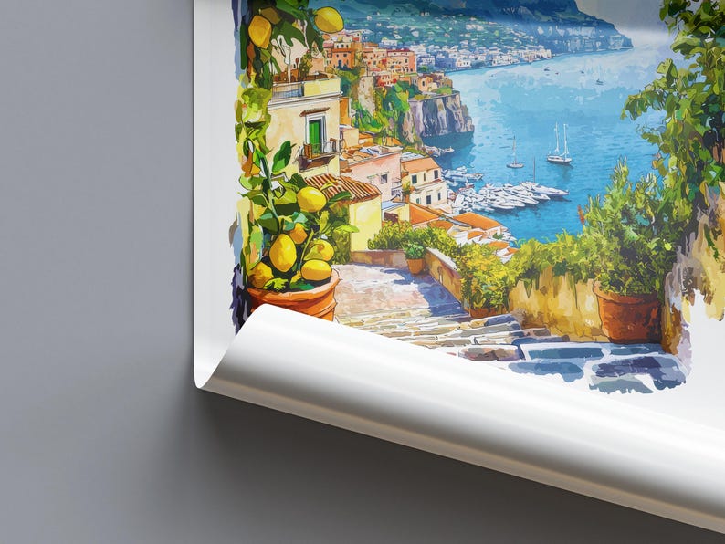 Puede incluir: Pintura a la acuarela de un pueblo costero italiano con edificios coloridos, un mar azul y barcos. Un limonero en una maceta de terracota est&aacute; en primer plano. La obra representa un d&iacute;a soleado con un cielo despejado.