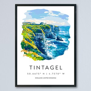 Pode incluir: Impressão artística emoldurada com uma ilustração colorida do Castelo de Tintagel na costa da Inglaterra. A obra de arte retrata o castelo no topo de uma falésia com o oceano e o céu ao fundo. Inclui o nome "Tintagel" e coordenadas.