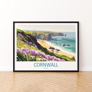 Puede incluir: Una impresión enmarcada que presenta un paisaje costero de Cornualles, Inglaterra. La obra de arte representa una playa con agua turquesa, acantilados y flores moradas. La palabra "Cornwall" está impresa en verde azulado.