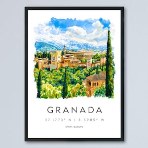 Puede incluir: Impresión en acuarela de Granada, España, con el palacio de la Alhambra y el paisaje circundante. La obra presenta una escena vibrante con exuberante vegetación, cielo azul y el texto "GRANADA" con coordenadas y "SPAIN | EUROPE". La impresión está enmarcada.