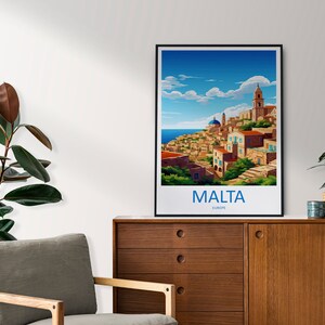 Puede incluir: Una ilustraci&oacute;n colorida de una ciudad con edificios, una iglesia y un cielo azul. El texto "MALTA EUROPE" est&aacute; en la parte inferior de la imagen.