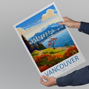 Pu&ograve; includere: Un'illustrazione colorata dello skyline di Vancouver con montagne sullo sfondo. L'immagine &egrave; in stile vintage da poster di viaggio con il testo "VANCOUVER, CANADA" in basso.