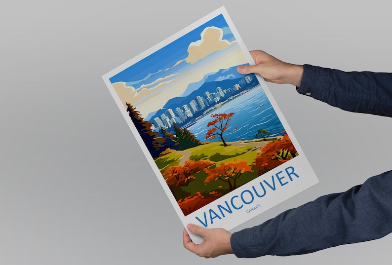Pu&ograve; includere: Un'illustrazione colorata dello skyline di Vancouver con montagne sullo sfondo. L'immagine &egrave; in stile vintage da poster di viaggio con il testo "VANCOUVER, CANADA" in basso.