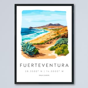 以下が含まれることがあります： スペイン、フエルテベントゥーラの額入りアートプリント。ビーチ、海、山がある海岸風景が描かれています。水彩画風で、青、黄、緑の色合いです。下部には「FUERTEVENTURA」と座標が記載されています。