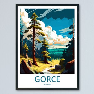 Può includere: Un poster di viaggio in stile retrò che presenta una vista panoramica di una foresta con alti pini e un sentiero tortuoso. Il cielo è di un blu vibrante con nuvole bianche e soffici. Il testo "GORCE POLAND" è in fondo al poster.