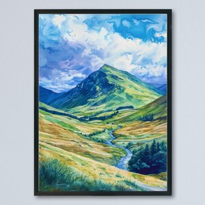 Könnte beinhalten: Ein gerahmtes Aquarellgemälde einer Berglandschaft. Das Kunstwerk zeigt einen grünen Berggipfel unter blauem Himmel mit weißen Wolken. Ein Fluss fließt durch ein Tal mit grünen und gelben Feldern.
