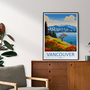 Pu&ograve; includere: Un poster di viaggio in stile vintage con una vista panoramica di Vancouver, Canada. Il poster raffigura una citt&agrave; con montagne sullo sfondo, un'area d'acqua e un parco con alberi. Il testo "Vancouver, Canada" &egrave; stampato nella parte inferiore del poster.