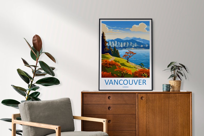 Pu&ograve; includere: Un poster di viaggio in stile vintage con una vista panoramica di Vancouver, Canada. Il poster raffigura una citt&agrave; con montagne sullo sfondo, un'area d'acqua e un parco con alberi. Il testo "Vancouver, Canada" &egrave; stampato nella parte inferiore del poster.