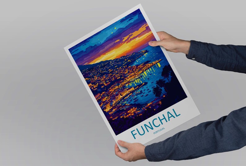 Op de afbeelding: Een print van Funchal, Portugal, met een kleurrijke weergave van de stad in de schemering. Het kunstwerk toont een levendige zonsondergang boven de stad, met het woord "FUNCHAL" in turquoise onderaan. De print wordt door een persoon vastgehouden.