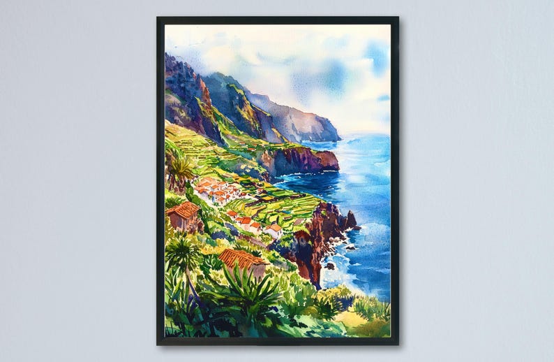 Pode incluir: Pintura em aquarela de uma paisagem costeira com uma vila em uma encosta. A obra apresenta verdes, azuis e laranjas vibrantes, retratando fal&eacute;sias, o oceano e edif&iacute;cios com telhados de telha vermelha. A pintura &eacute; emoldurada.