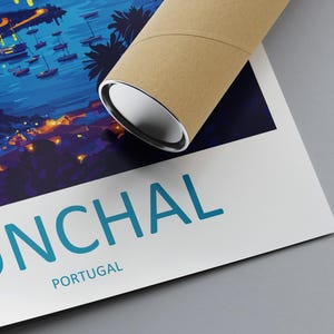 Op de afbeelding: Een opgerolde poster met een levendige illustratie van Funchal, Portugal 's nachts. Het kunstwerk toont een haven met boten, lichten en de skyline van de stad. Het woord "FUNCHAL" is gedrukt in teal, met "PORTUGAL" eronder.