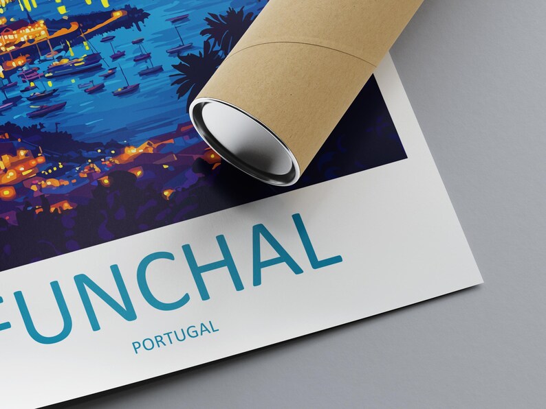 Op de afbeelding: Een opgerolde poster met een levendige illustratie van Funchal, Portugal 's nachts. Het kunstwerk toont een haven met boten, lichten en de skyline van de stad. Het woord "FUNCHAL" is gedrukt in teal, met "PORTUGAL" eronder.
