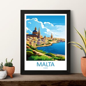 Puede incluir: Una ilustraci&oacute;n colorida de la ciudad de La Valeta, Malta, con un cielo azul y nubes blancas. El texto "MALTA EUROPE" est&aacute; impreso debajo de la imagen.