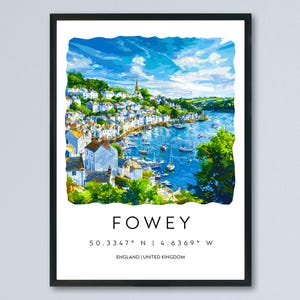 Pode incluir: Impressão artística emoldurada com uma pintura em aquarela de Fowey, Inglaterra. A obra de arte retrata uma cidade costeira com edifícios brancos, barcos no porto e um céu azul. A impressão inclui o nome e as coordenadas da cidade.