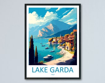 Op de afbeelding: Een kleurrijke illustratie van een meer met een stad aan de oever, bergen op de achtergrond en boten op het water. De tekst "LAKE GARDA ITALY" staat onderaan de afbeelding.
