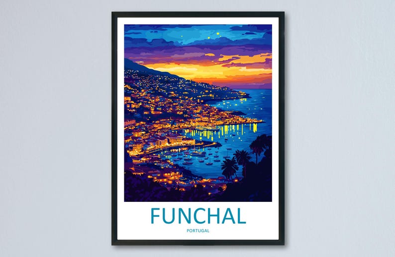 Op de afbeelding: Ingelijste kunstdruk van Funchal, Portugal, in de schemering. De afbeelding toont een kuststad met verlichte gebouwen, boten in de haven en palmbomen tegen een levendige zonsonderganghemel. Het woord "FUNCHAL" staat onderaan afgedrukt.
