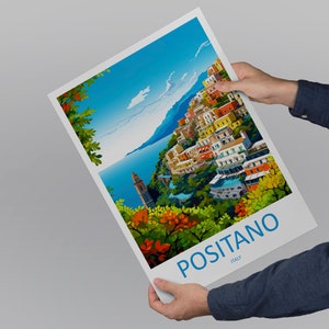 Puede incluir: Una ilustraci&oacute;n colorida de Positano, Italia, una ciudad costera con edificios coloridos en una ladera con vistas al mar. La imagen est&aacute; impresa en un p&oacute;ster blanco con el texto "Positano, Italia" en azul.