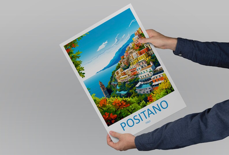 Puede incluir: Una ilustraci&oacute;n colorida de Positano, Italia, una ciudad costera con edificios coloridos en una ladera con vistas al mar. La imagen est&aacute; impresa en un p&oacute;ster blanco con el texto "Positano, Italia" en azul.