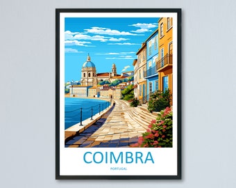 Pode incluir: Uma ilustração colorida de uma paisagem urbana em Coimbra, Portugal. A imagem apresenta uma rua de paralelepípedos que leva a uma orla marítima com uma igreja ao fundo. Os edifícios são pintados em tons de amarelo, azul e laranja.