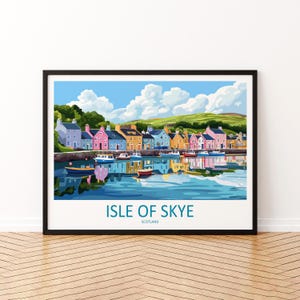 Könnte beinhalten: Ein gerahmter Kunstdruck mit einer farbenfrohen Küstenstadtansicht. Das Bild zeigt eine Reihe von bunten Gebäuden, die sich im Wasser spiegeln, mit Booten und einem blauen Himmel mit Wolken. Der Text "Isle of Skye, Schottland" ist unten zu sehen.