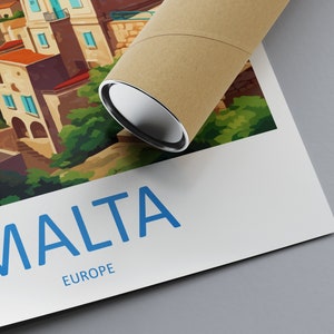 Puede incluir: Una ilustraci&oacute;n colorida de una ciudad en Malta, con el texto "MALTA EUROPE" impreso debajo. La imagen est&aacute; enrollada en un tubo de cart&oacute;n marr&oacute;n.