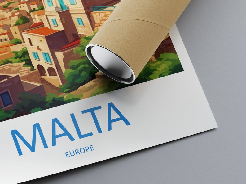 Puede incluir: Una ilustraci&oacute;n colorida de una ciudad en Malta, con el texto "MALTA EUROPE" impreso debajo. La imagen est&aacute; enrollada en un tubo de cart&oacute;n marr&oacute;n.