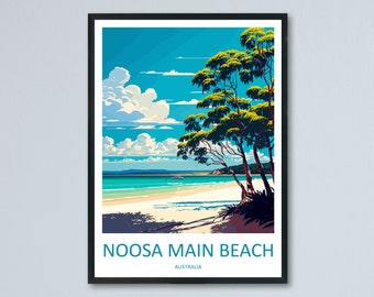 Puede incluir: Una ilustración colorida de Noosa Main Beach en Australia. La imagen presenta una playa con arena blanca, agua turquesa y un cielo azul con nubes blancas. Hay árboles en el lado derecho de la imagen y un barco en la distancia.
