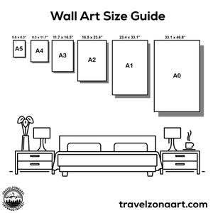 Pode incluir: Ilustra&ccedil;&atilde;o a preto e branco de um guia de tamanhos de arte de parede, com dimens&otilde;es em cm para os tamanhos A5, A4, A3, A2, A1 e A0. O texto "Wall Art Size Guide" est&aacute; no topo. Uma cena de quarto est&aacute; na parte inferior.