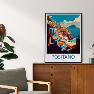 Może przedstawiać: Winietyczny plakat podr&oacute;żniczy z kolorową ilustracją Positano we Włoszech. Plakat przedstawia widok kolorowych budynk&oacute;w miasta, błękitnego morza i małej wyspy w oddali. Tekst "POSITANO" jest wydrukowany na niebiesko na dole plakatu.