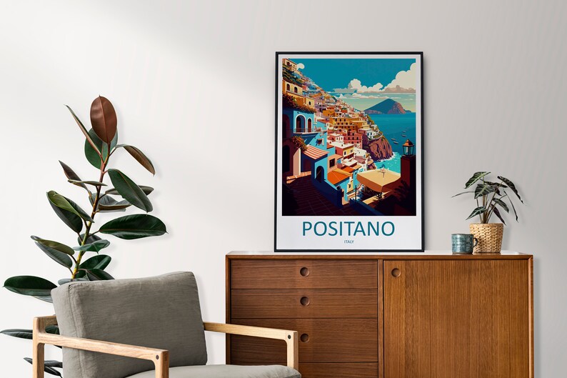 Może przedstawiać: Winietyczny plakat podr&oacute;żniczy z kolorową ilustracją Positano we Włoszech. Plakat przedstawia widok kolorowych budynk&oacute;w miasta, błękitnego morza i małej wyspy w oddali. Tekst "POSITANO" jest wydrukowany na niebiesko na dole plakatu.
