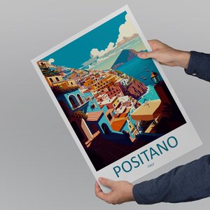 Może przedstawiać: Kolorowa ilustracja Positano, Włochy, nadmorskiego miasta z kolorowymi budynkami na zboczu wzg&oacute;rza z widokiem na morze. Obraz jest w stylu vintage plakatu turystycznego z tekstem "Positano, Włochy" na dole.