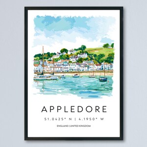 Puede incluir: Impresión en acuarela enmarcada de Appledore, Inglaterra, que representa una escena costera con barcos en el puerto. La impresión incluye el nombre de la ciudad, las coordenadas y el país. El marco tiene un borde negro.