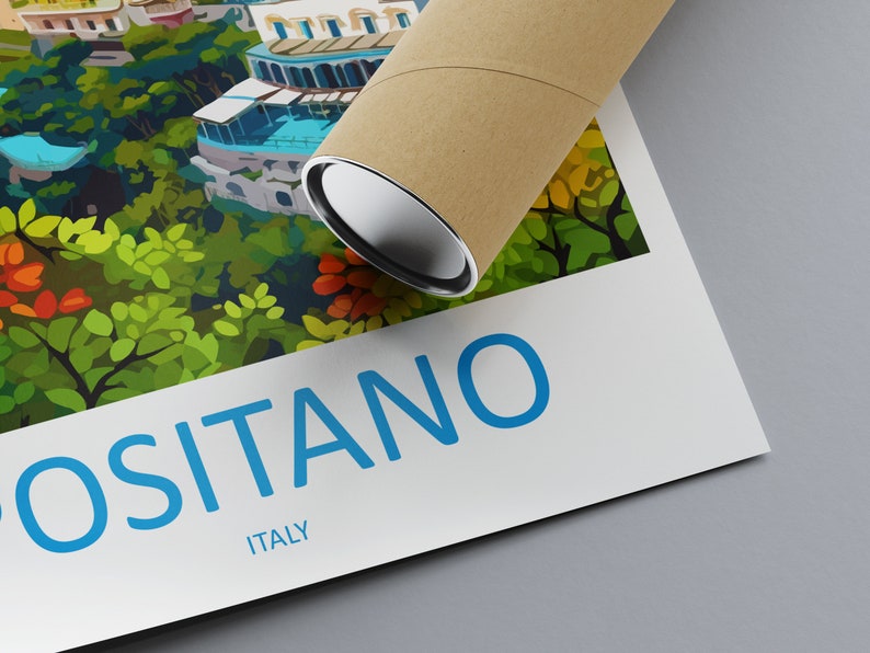 Puede incluir: Una ilustraci&oacute;n colorida de Positano, Italia, con una vista de la ciudad y el paisaje circundante. El texto "POSITANO" est&aacute; impreso en letras azules sobre un fondo blanco, con la palabra "ITALIA" impresa en letras azules m&aacute;s peque&ntilde;as debajo.