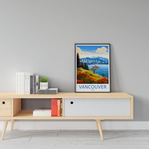 Pu&ograve; includere: Un poster incorniciato con un'illustrazione colorata dello skyline di Vancouver, che offre una vista della citt&agrave; da Stanley Park. Il poster ha il testo "Vancouver, Canada" in basso.