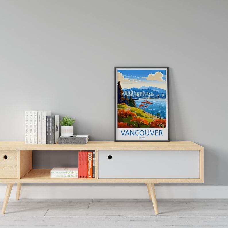 Pu&ograve; includere: Un poster incorniciato con un'illustrazione colorata dello skyline di Vancouver, che offre una vista della citt&agrave; da Stanley Park. Il poster ha il testo "Vancouver, Canada" in basso.