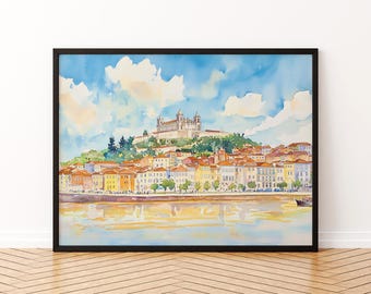 Pode incluir: Pintura em aquarela de uma paisagem urbana europeia com um rio em primeiro plano. A obra apresenta edifícios coloridos, uma grande igreja no topo de uma colina e um céu azul brilhante com nuvens fofas. A pintura é emoldurada em uma moldura preta.