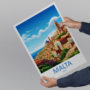 Puede incluir: Una ilustraci&oacute;n colorida de una ciudad en Malta, Europa. La imagen presenta un paisaje urbano con edificios, una iglesia y un cielo azul con nubes blancas. El texto "MALTA EUROPE" est&aacute; impreso en la parte inferior de la imagen.