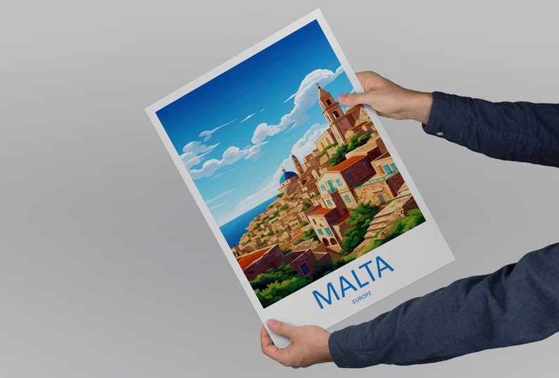 Puede incluir: Una ilustraci&oacute;n colorida de una ciudad en Malta, Europa. La imagen presenta un paisaje urbano con edificios, una iglesia y un cielo azul con nubes blancas. El texto "MALTA EUROPE" est&aacute; impreso en la parte inferior de la imagen.