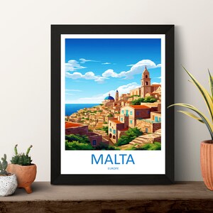 Puede incluir: Una ilustraci&oacute;n colorida de un paisaje urbano en Malta, Europa. La imagen presenta un cielo azul con nubes blancas, un edificio con una c&uacute;pula azul y un alto campanario de iglesia. El texto "MALTA" y "EUROPA" est&aacute; impreso debajo de la imagen.