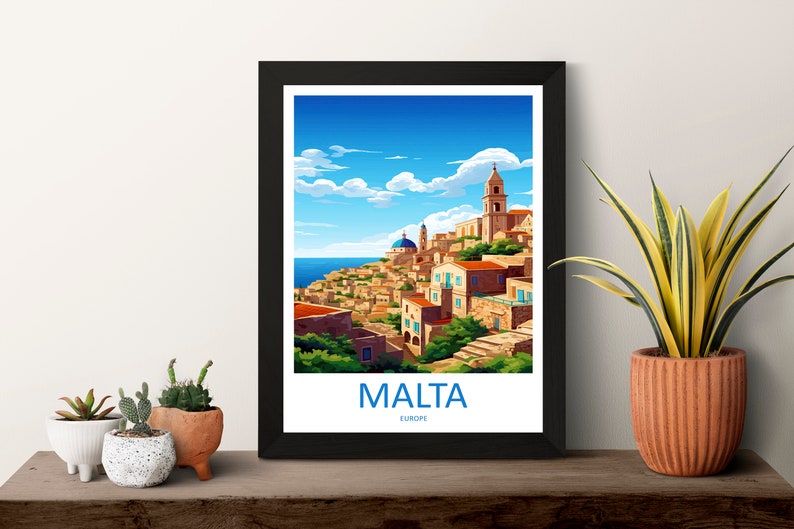 Puede incluir: Una ilustraci&oacute;n colorida de un paisaje urbano en Malta, Europa. La imagen presenta un cielo azul con nubes blancas, un edificio con una c&uacute;pula azul y un alto campanario de iglesia. El texto "MALTA" y "EUROPA" est&aacute; impreso debajo de la imagen.