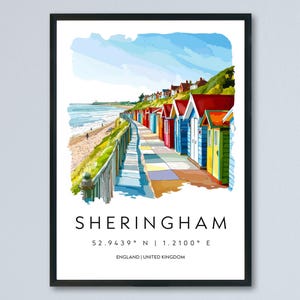Könnte beinhalten: Aquarelldruck von Sheringham, England, mit bunten Strandhütten entlang eines Weges. Das Kunstwerk enthält den Namen der Stadt, Koordinaten und Länderinformationen. Der Himmel ist blau mit ein paar Wolken, und das Meer ist im Hintergrund sichtbar.