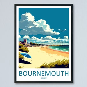 Può includere: Un'illustrazione colorata di una scena di spiaggia con un cielo blu, nuvole bianche e una spiaggia sabbiosa con persone su di essa. Il testo "BOURNEMOUTH DORSET" è in basso nell'immagine.
