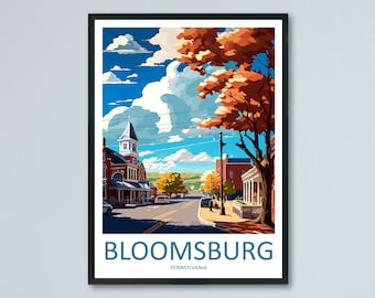 Puede incluir: Un cartel de viaje de estilo vintage con una ilustración colorida de una escena callejera en Bloomsburg, Pensilvania. El cartel presenta un edificio de ladrillo con una torre del reloj, una calle bordeada de árboles y un cielo azul con nubes blancas. El texto "BLOOMSBURG" y "PENNSYLVANIA" está impreso en azul en la parte inferior del cartel.