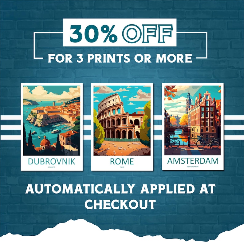 Pode incluir: Tr&ecirc;s impress&otilde;es de arte de viagem com paisagens urbanas de Dubrovnik, Roma e Amsterd&atilde;. As impress&otilde;es s&atilde;o apresentadas com o texto "30% OFF FOR 3 PRINTS OR MORE" e "AUTOMATICALLY APPLIED AT CHECKOUT". Fundo de parede de tijolos azuis.