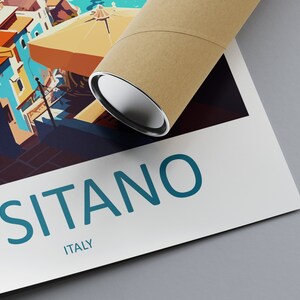 Może przedstawiać: Kolorowa ilustracja Positano we Włoszech, z brązowym kartonowym tubusem na g&oacute;rze wydruku. Tekst "Positano, Włochy" jest wydrukowany na dole obrazu kolorem niebieskim.
