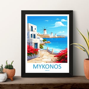 Puede incluir: Una ilustraci&oacute;n colorida de un edificio blanco con una puerta azul y flores rojas en frente. El edificio est&aacute; ubicado en un camino empedrado que conduce a un oc&eacute;ano azul con molinos de viento blancos en la distancia. El texto "MYKONOS GREECE" est&aacute; en la parte inferior de la imagen.